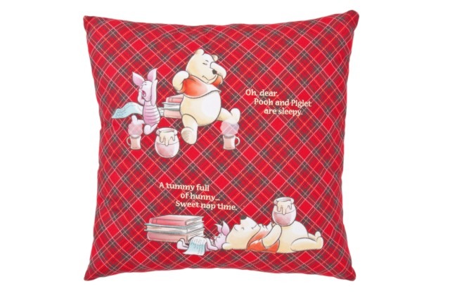 クッション（3,200円）(C) Disney. Based on the “Winnie The Pooh” works by A.A.Milne and E.H.Shepard.