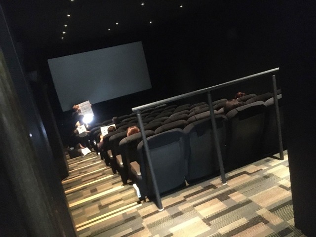 試写室での取材風景