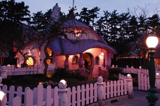 長時間長蛇の列を回避！(C) Disney