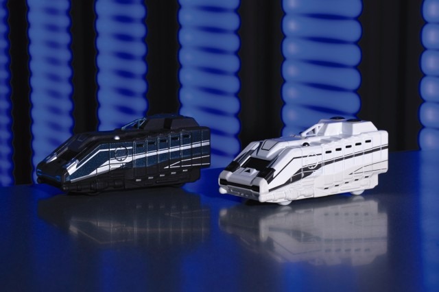 ディズニービークルコレクション〈トミカ〉（ブラック，ホワイト）各 1,300 円 (C) Disney(C) Disney (C) &TM Lucasfilm Ltd.
