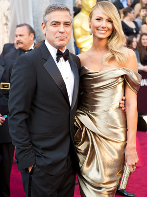 「第84回アカデミー賞」レッド・カーペット（左：ジョージ・クルーニー、右：ステイシー・キーブラー）　Heather Ikei / -(C) A.M.P.A.S.