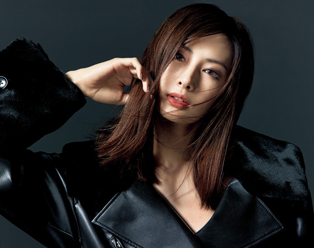 STARDUST SHOPPERS特典カット(デスク) 北川景子オフィシャルカレンダー2020イメージ (C)SDP
