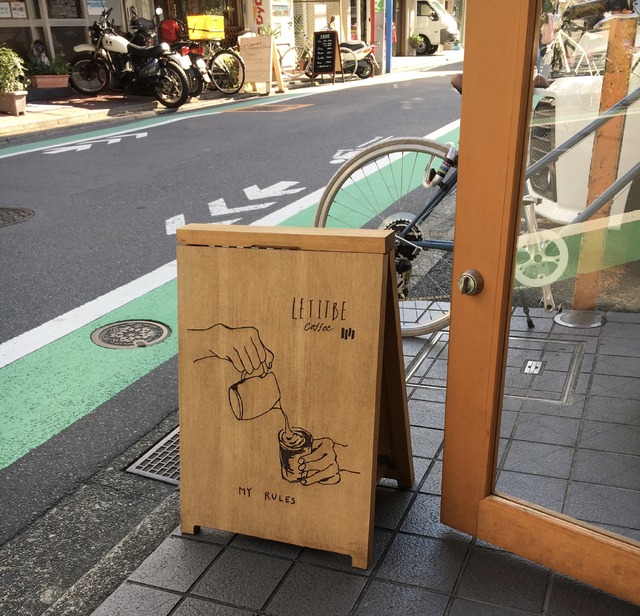 近所のカフェ。こんなところにもビートルズが。