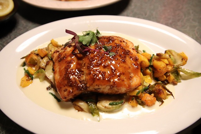 風間俊介も体験！昔ながらのアメリカンなレストラン！As to Disney artwork, logos and properties： (C) Disney