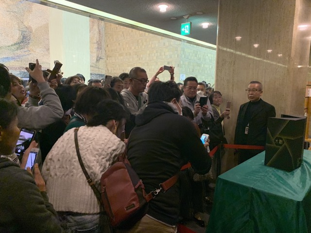 受賞したトロフィーと賞状が会場のロビーに展示され、観客が記念に写真を撮っている様子　『閉鎖病棟―それぞれの朝―』（C）2019「閉鎖病棟」製作委員会