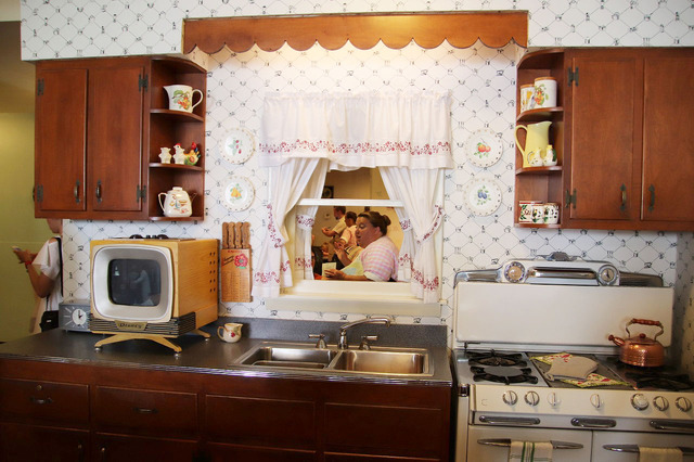 風間俊介も体験！昔ながらのアメリカンなレストラン！As to Disney artwork, logos and properties： (C) Disney