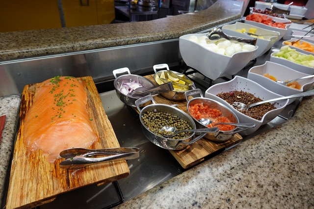 BIG5と楽しく食事！As to Disney artwork, logos and properties： (C) Disney