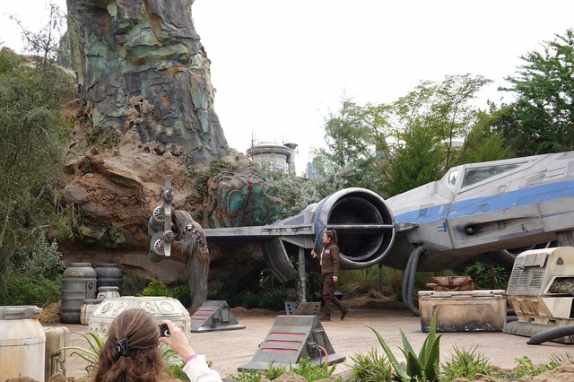 12月5日朝9時前後にネット生中継！(C) Disney/Lucasfilm Ltd. (C) & TM Lucasfilm Ltd.As to Disney artwork, logos and properties： (C) Disney