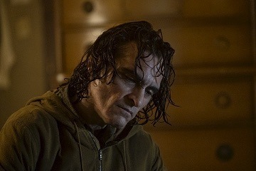 『ジョーカー』　TM & （c） DC. Joker （c） 2019 Warner Bros. Entertainment Inc., Village Roadshow Films (BVI) Limited and BRON Creative USA, Corp. All rights reserved.