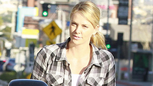 男の子を養子に迎え入れたシャーリーズ・セロン -(C) FameFlynet/AFLO