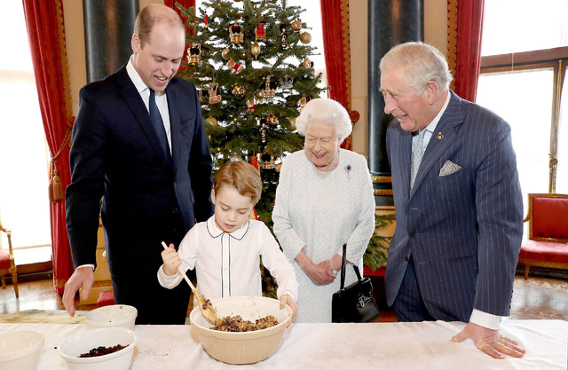 クリスマスケーキを作るジョージ王子 (C) Getty Images