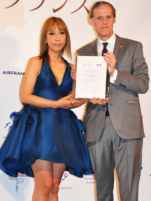 フランス観光親善大使任命式に出席した竹中直人＆蜷川実花