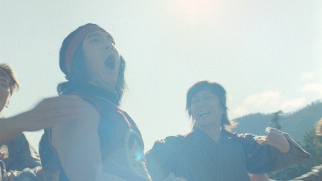 「au三太郎シリーズ」の新CM「みんな自由だ」篇