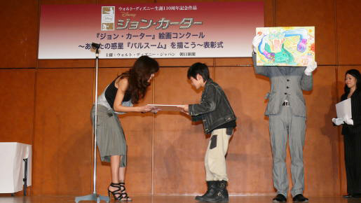 『ジョン・カーター』絵画コンクールに審査員として出席した工藤静香