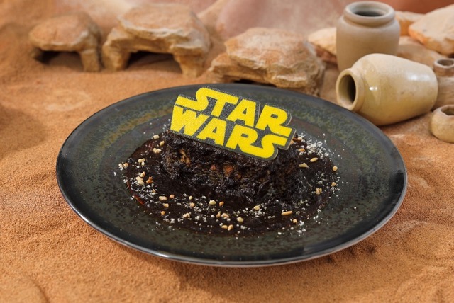 ＜STAR WARS ＞はるか彼方の銀河系ブラックカレー　　1,590円（C） & TM Lucasfilm Ltd.