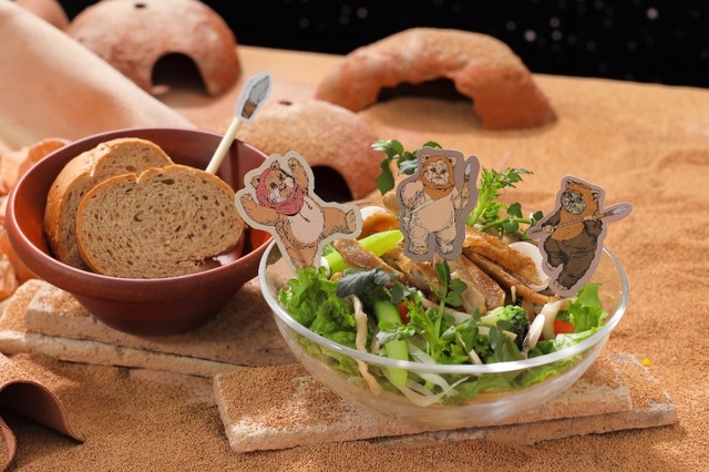 ＜イウォーク＞エンドアの森風 ザクザク♪サラダパスタ　　1,690円（C） & TM Lucasfilm Ltd.