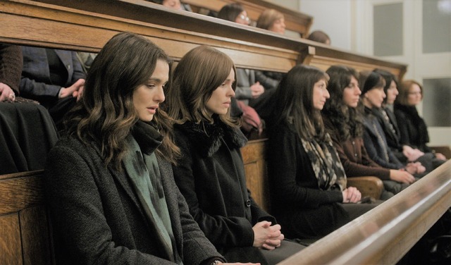 『ロニートとエスティ　彼女たちの選択』 （C）2018 Channel Four Television Corporation and Candlelight Productions, LLC.  All Rights Reserved.