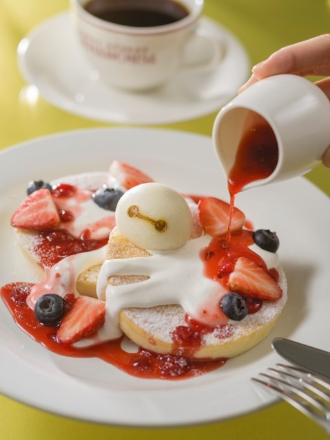 初登場のメニューで新エリア誕生をお祝い！(C) Disney