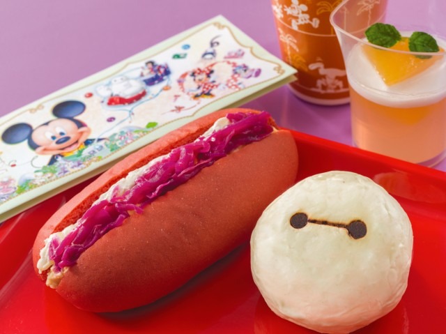 初登場のメニューで新エリア誕生をお祝い！(C) Disney
