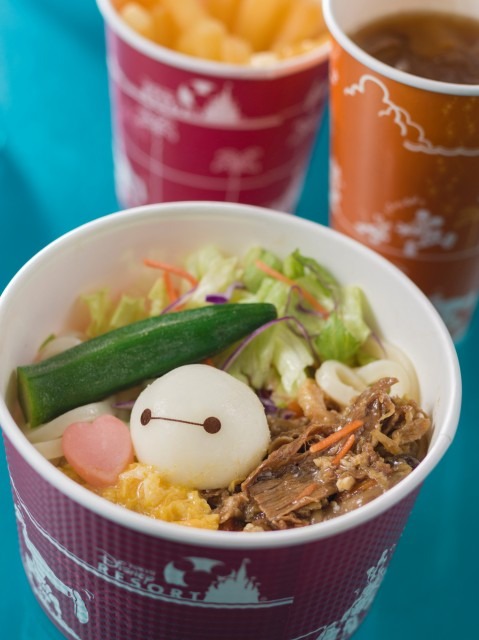 初登場のメニューで新エリア誕生をお祝い！(C) Disney