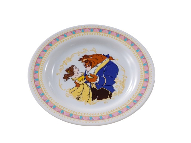 初登場のメニューで新エリア誕生をお祝い！(C) Disney