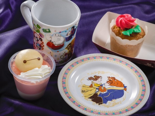 初登場のメニューで新エリア誕生をお祝い！(C) Disney