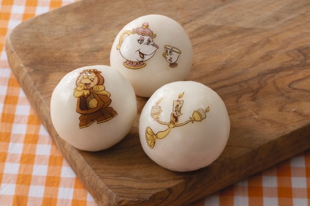 初登場のメニューで新エリア誕生をお祝い！(C) Disney