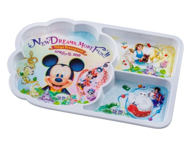 初登場のメニューで新エリア誕生をお祝い！(C) Disney