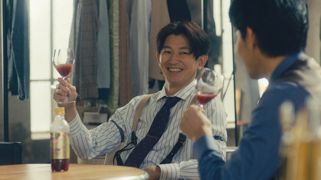 ファンタ プレミアグレープ新TVCM「ファンタ プレミアグレープ 乾杯」篇（30秒）