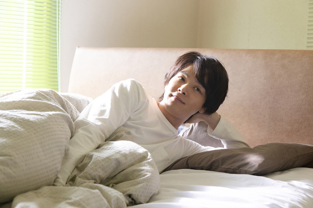 中村倫也の寝顔カットに注目『ホーム・アローン』っぽくやってみた？『水曜日が消えた』 | cinemacafe.net