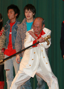 ウエンツと中尾明慶が真っ裸で登場!?　『キャプテントキオ』初日舞台挨拶　　サブ2