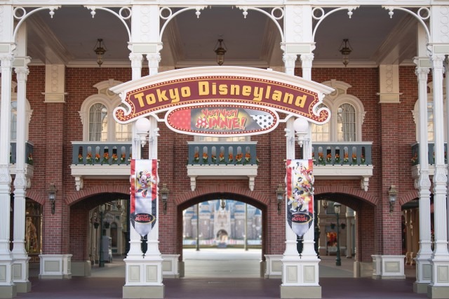37周年を祝ってBIGが登場！(C) Disney