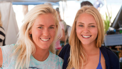 『ソウル・サーファー』アナソフィア・ロブ（右）＆ベサニー・ハミルトン（左） -(C)2011 Enticing Entertainment LLC. All Rights Reserved.