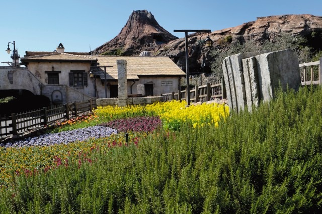 新しいルールで営業を再開する東京ディズニーリゾート (C) Disney