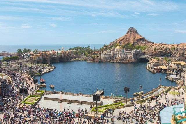 新しいルールで営業を再開する東京ディズニーリゾート (C) Disney