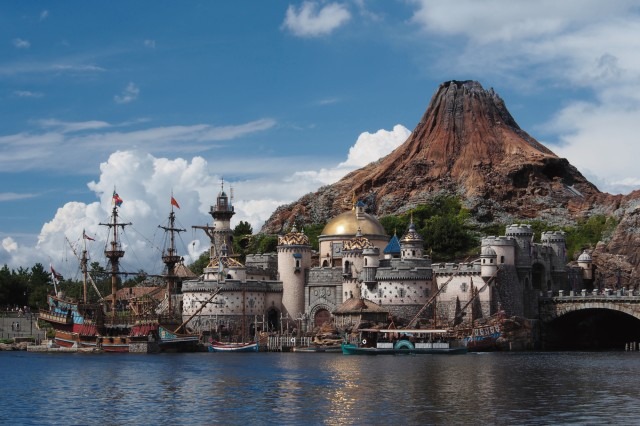 新しいルールで営業を再開する東京ディズニーリゾート (C) Disney