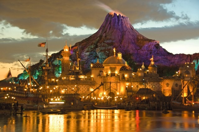 新しいルールで営業を再開する東京ディズニーリゾート (C) Disney