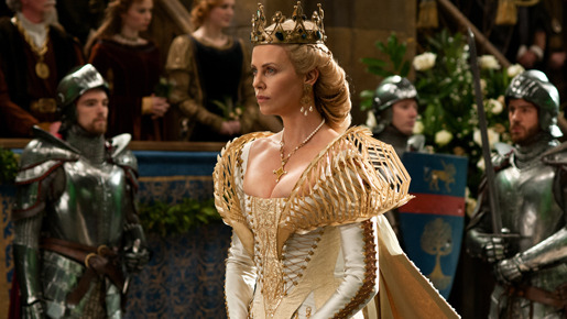 スケルトン仕立ての大きな襟が目を引くウェディングドレス -(C) 2011 Universal Studios. All Rights Reserved.