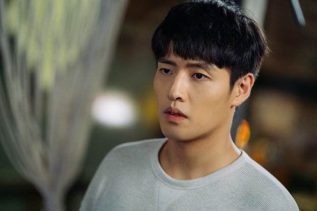 「椿の花咲く頃」Netflixにて配信中