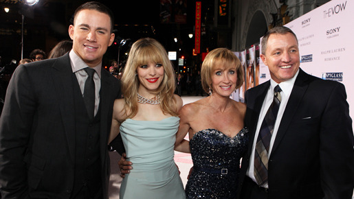 『君への誓い』（左から、チャニング・テイタム、レイチェル・マクアダムス、クリキット・カーペンター、キム・カーペンター）