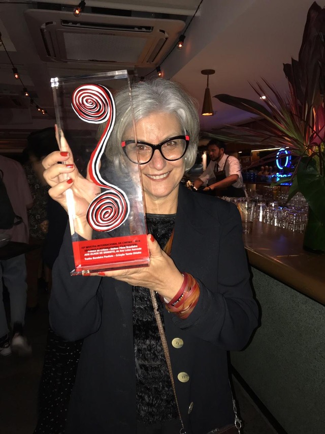 サンパウロ国際映画祭で批評家賞のトロフィーと