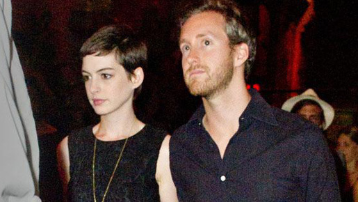 アン・ハサウェイとアダム・シュルマン