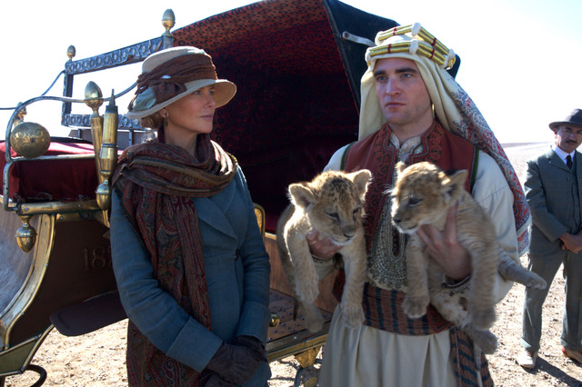 ニコール・キッドマン&ロバート・パティンソン/『アラビアの女王 愛と宿命の日々』 (C)2013 QOTD FILM INVESTMENT LTD. ALL RIGHTS RESERVED.