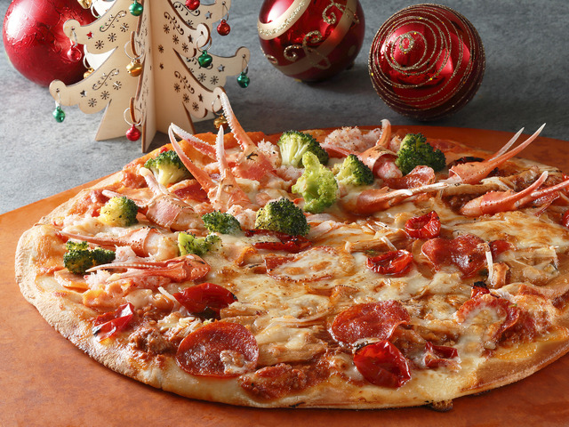 ■クリスマス期間：2020年11月9日（月）～12月23日（水）※写真はイメージです。「ウインターピッツァ」 Universal elements and all related indicia TM & (C) 2020 Universal Studios. All rights reserved. CR20-2015