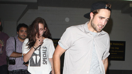 ハリウッドのホテルから出てきたロバート・パティンソン＆クリステン・スチュワート -(C) Splash／AFLO