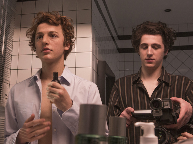 『PLAY 25年分のラストシーン』（C）2018 CHAPTER 2 - MOONSHAKER II - MARS FILMS - FRANCE 2 CINEMA - CHEZ WAM - LES PRODUCTIONS DU CHAMP POIRIER / PHOTOS THIBALUT GRABHERR