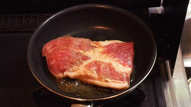 下味付けたポークを焼きます