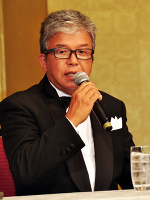 『カラスの親指』完成披露会見に出席した阿部寛＆村上ショージ