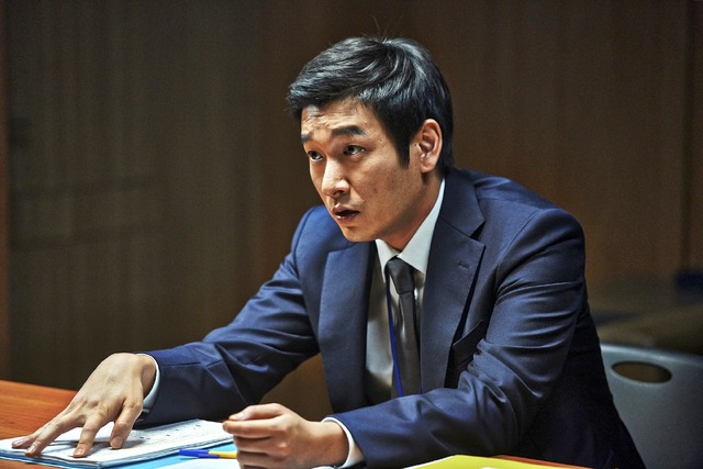 『インサイダーズ/内部者たち』 (C)2015 SHOWBOX AND INSIDE MEN, LLC. ALL RIGHTS RESERVED