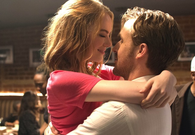 『ラ・ラ・ランド』（C）2017 Summit Entertainment, LLC. All Rights Reserved. Photo credit：EW0001：Sebastian（Ryan Gosling）and Mia（Emma Stone）in LA LA LAND.Photo courtesy of Lionsgate.